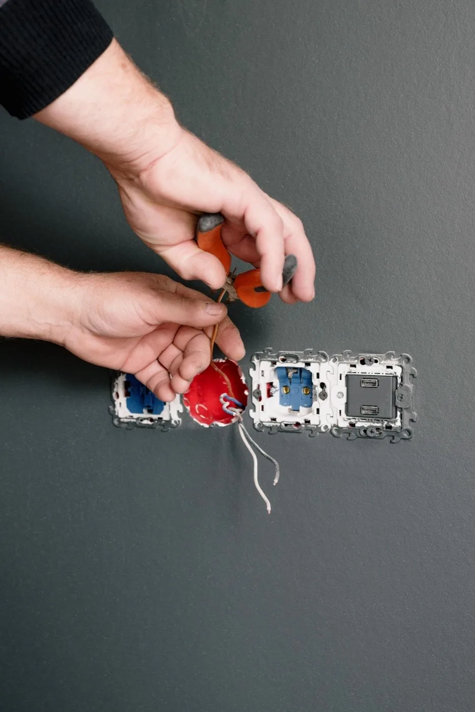 Wiring a wall switch and outlets